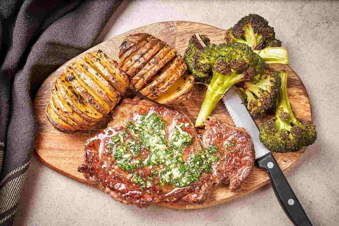 Rib eye steak jedan on najboljih odrezaka, a u odležanoj varijanti iznimog je okusa i mekan.Poslužite ga s hrskavim krumpirom i sočnom brokulom.
#foodika #valentinovo #ribeye #roštilj #yello #TvojihRukuDjelo